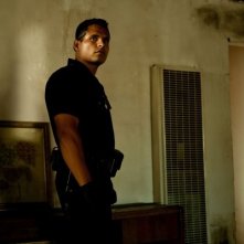 Michael Pena nel corso di una perquisizione in una scena di End of Watch