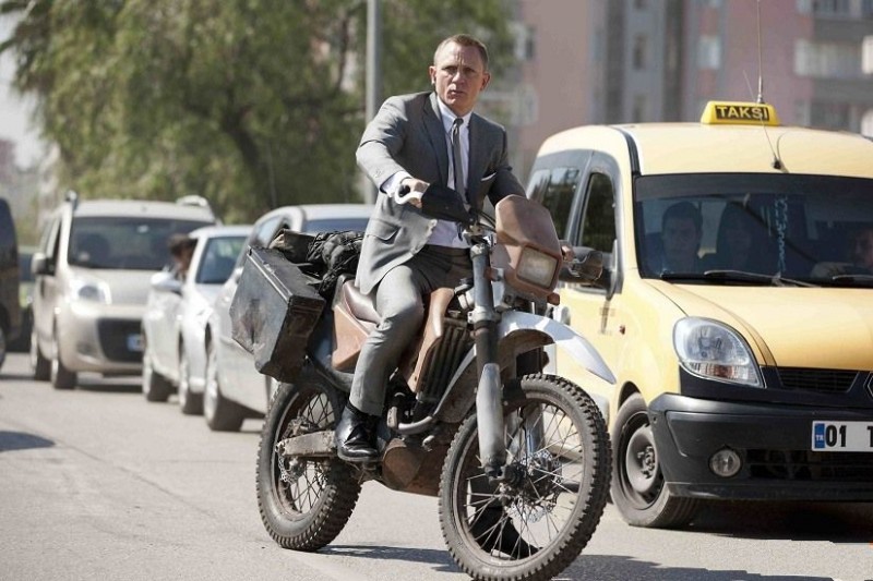 Daniel Craig In Motocicletta Mentre Gira Una Scena Di 007 Skyfall 246506