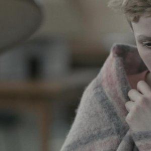 Orsi Tóth in una scena di Tutti i rumori del mare di Federico Brugia