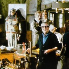 Terence Fisher con Peter Cushing in una foto dal set di Frankenstein e il mostro dell'inferno