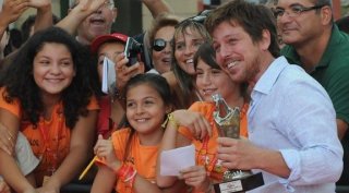 Claudio Gioè insieme ai piccoli membri della giuria del Giffoni Film Festival