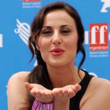 Isabelle Adriani manda baci ai suoi ammiratori presenti a Giffoni