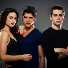 Teen Wolf:  Crystal Reed, Dylan O'Brien, Tyler Posey in una foto promozionale della stagione 2