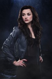 Teen Wolf: Crystal Reed in una foto promozionale della stagione 2
