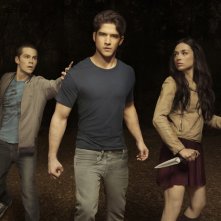 Teen Wolf: Dylan O'Brien, Tyler Posey e Crystal Reed in una immagine promozionale della stagione 2
