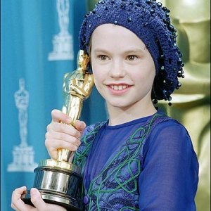 Anna Paquin con l'Oscar ricevuto per Lezioni di Piano (1994)