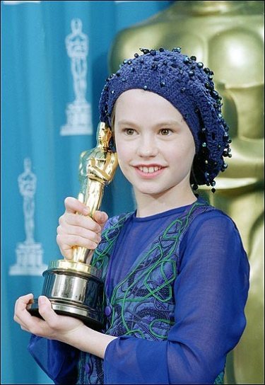 Anna Paquin con l'Oscar ricevuto per Lezioni di Piano (1994)