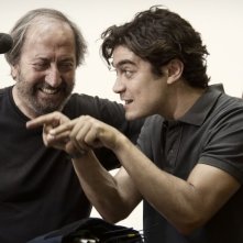 Il rosso e il blu: il regista Giuseppe Piccioni con Riccardo Scamarcio sul set del film