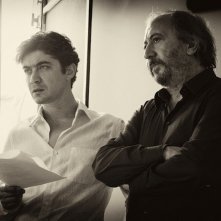 Il rosso e il blu: il regista Giuseppe Piccioni insieme a Riccardo Scamarcio sul set