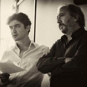 Il rosso e il blu: il regista Giuseppe Piccioni insieme a Riccardo Scamarcio sul set