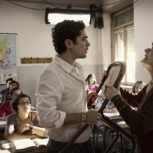 Il rosso e il blu: Riccardo Scamarcio in una scena del film discute con un'insegnante