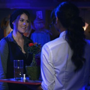 Pretty Little Liars: Lindsey Shaw e Shay Mitchell nell'episodio That Girl Is Poison