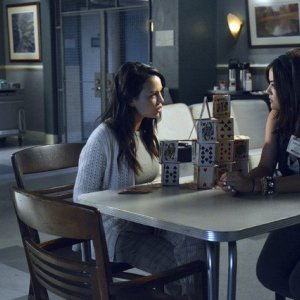 Pretty Little Liars: Lucy Hale e Janel Parrish nell'episodio Crazy