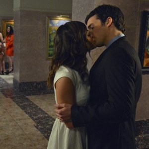Pretty Little Liars: Lucy Hale ed Ian Harding nell'episodio Stolen Kisses
