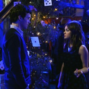Pretty Little Liars: Lucy Hale ed Ian Harding nell'episodio That Girl Is Poison