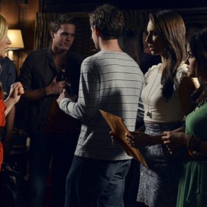 Pretty Little Liars: Vanessa Ray, Troian Bellisario e Lucy Hale nell'episodio The Kahn Game