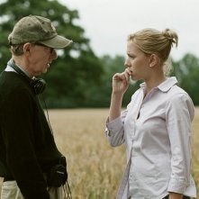 Woody: Woody Allen insieme a Scarlett Johansson durante le riprese di Match Point in una scena del documentario