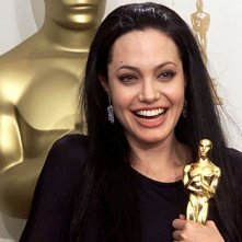 Angelina Jolie vincitrice dell'Oscar per il suo ruolo in Ragazze Interrotte