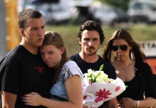 Aurora: Christian Bale fa visita al luogo dov'è avvenuta la sparatoria, un cinema dove si proiettava Il cavaliere oscuro - il ritorno