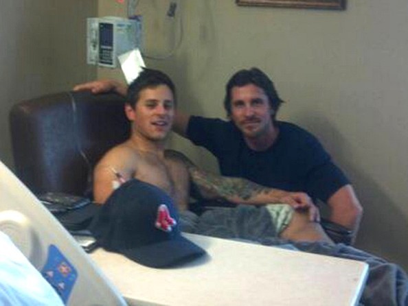 Christian Bale Fa Visita Ad Uno Dei Sopravvissuti Alla Strage Di Aurora Nell Ospedale Locale 246837