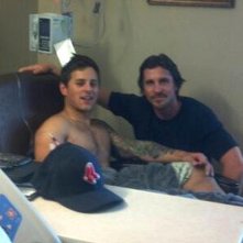 Christian Bale Fa Visita Ad Uno Dei Sopravvissuti Alla Strage Di Aurora Nell Ospedale Locale 246837