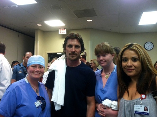 Christian Bale Fa Visita Ai Sopravvissuti Alla Strage Di Aurora Nell Ospedale Locale 246836