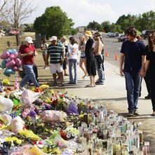Christian Bale Insieme A Sua Moglie Sandra Fa Visita Ad Aurora Dov E Avvenuta La Sparatoria Del 2012 246834