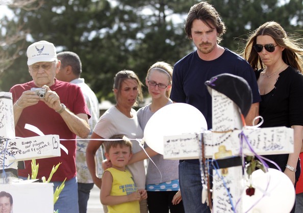 Christian Bale Insieme A Sua Moglie Sandra Fa Visita Ad Aurora Nel Colorado Dov E Avvenuta La Sparat 246835