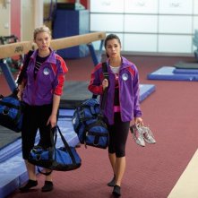 Make it or Break it: Ayla Kell e Josie Loren in una scena dell'episodio Smells Like Winner