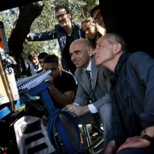 Tutti contro tutti: Rolando Ravello, regista e interprete del film, sul set insieme a Marco Giallini