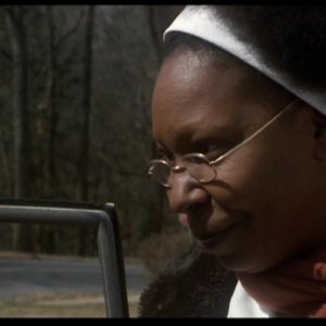 Whoopi Goldberg in una scena del film Ragazze Interrotte