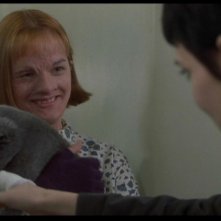 Winona Ryder (di spalle) con Elisabeth Moss in una scena del film Ragazze Interrotte