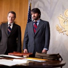 Ben Affleck e Bryan Cranston in una scena di Argo