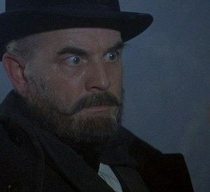 Clifford Evans con Isobel Black (di spalle) in una scena del film Il mistero del castello (1963)