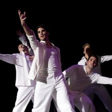 Darren Criss, circondato da ballerini, esegue una coreografia in una scena di  Imogene
