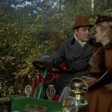 Edward de Souza con Jennifer Daniel in una sequenza del film Il mistero del castello