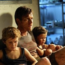 Ewan McGregor con i figli cinematografici Oaklee Pendergast e Samuel Joslin in The Impossible