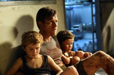 Ewan McGregor con i figli cinematografici Oaklee Pendergast e Samuel Joslin in The Impossible