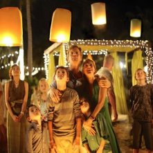 Ewan McGregor e Naomi Watts con i figli cinematografici Oaklee Pendergast, Tom Hollan e Samuel Joslin in The Impossible