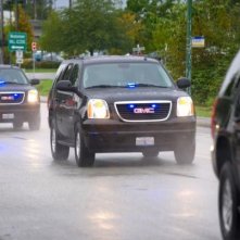 Fila di suv in corsa in The Company You Keep