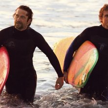 Gerard Butler e Jonny Weston escono dall'acqua in Chasing Mavericks