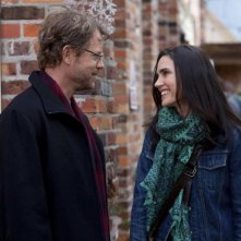 Greg Kinnear e Jennifer Connelly sorridenti in una scena di Writers