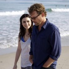 Greg Kinnear e Lily Collins passeggiano sulla spiaggia in Writers