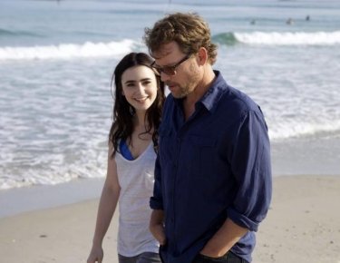 Greg Kinnear e Lily Collins passeggiano sulla spiaggia in Writers