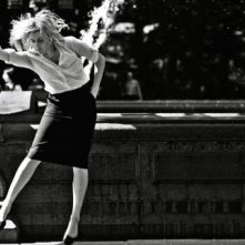Greta Gerwig danza di fronte a una fontana in Frances Ha