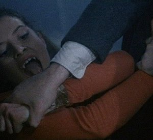 Isobel Black è la bella vampira Tania, nel film Il mistero del castello (1963)