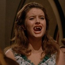 Isobel Black spaventata in una scena del film Il mistero del castello (1963)