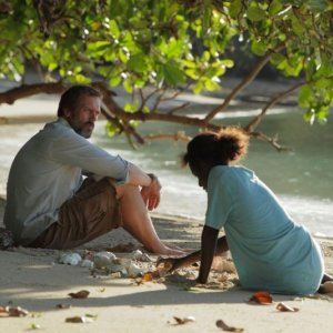 L'eccentrico insegnante Hugh Laurie sulla spiaggia con una delle sue studentesse in Mister Pip