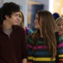 Liana Liberato e Nat Wolff nei corridoi della scuola superiore di Writers