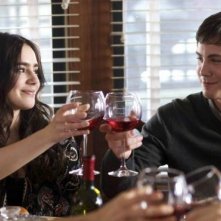 Logan Lerman e Lily Collins brindano in una scena di Writers